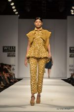 Model walk the ramp for Ashish Soni Show at Wills Lifestyle India Fashion Week 2012 day 4 on 9th Oct 2012 (74).JPG